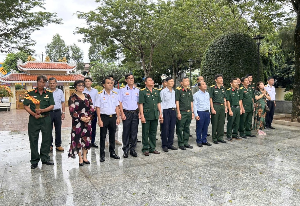 Hội Cựu chiến binh Tập đoàn Dầu khí Quốc gia Việt Nam dâng hương tại tượng đài Võ Thị Sáu