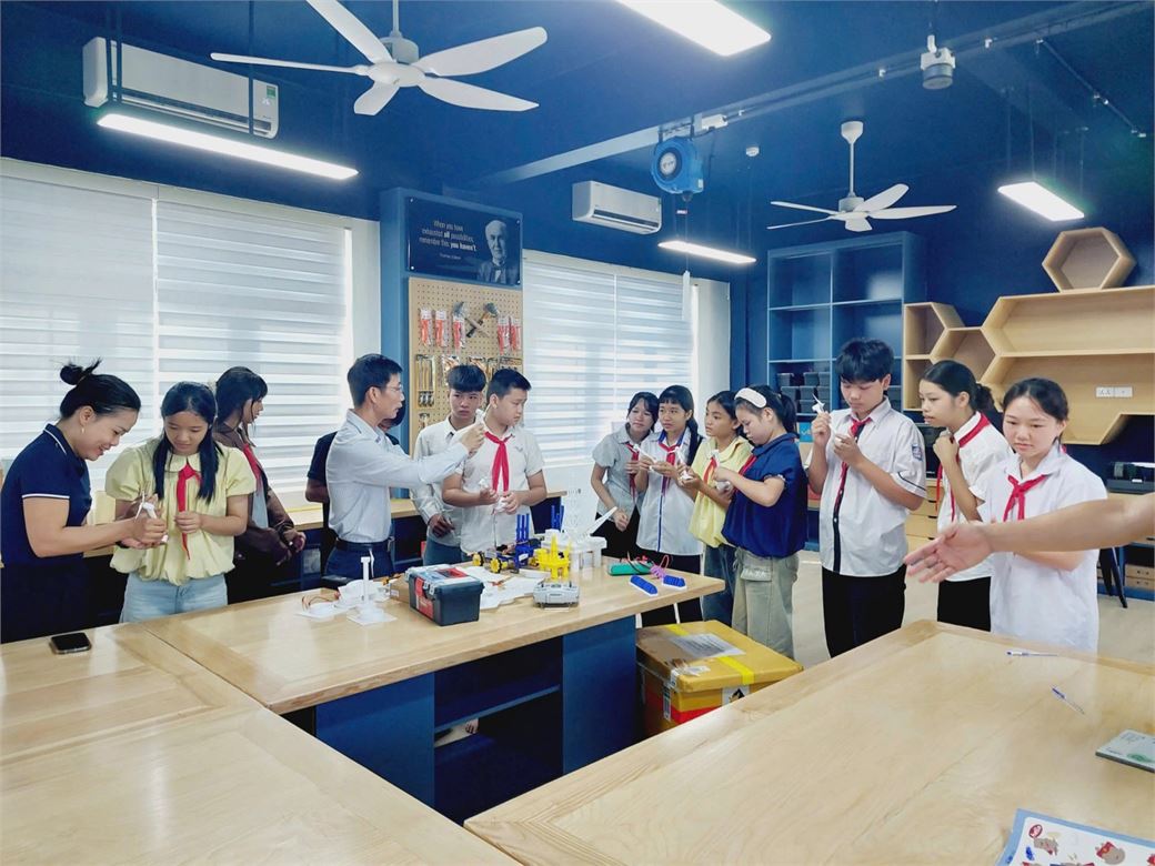 Khơi dậy ước mơ sáng tạo cho học sinh vùng biên từ phòng STEM tại Trường PETROVIETNAM - Phong Thổ