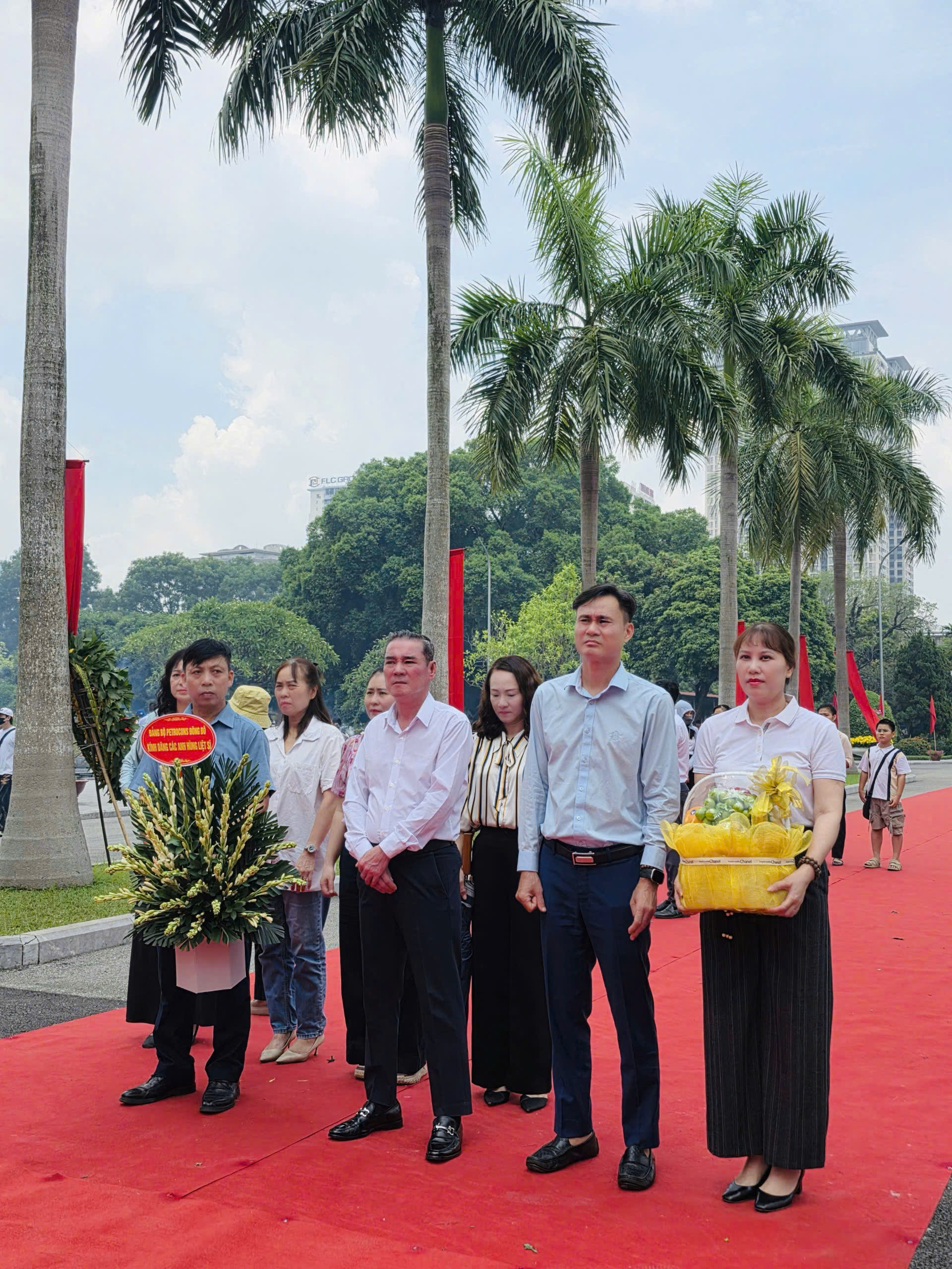 Đảng bộ PETROCONS – Đông Đô (Đơn vị thành viên của PETROCONS) tổ chức Lễ dâng hương, dâng hoa tri ân các Anh hùng liệt sĩ