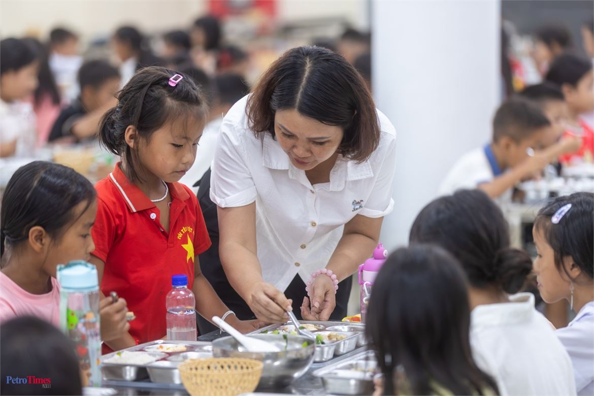 Chuyện về những bát cơm nóng giữ chân học sinh nơi biên cương Phong Thổ