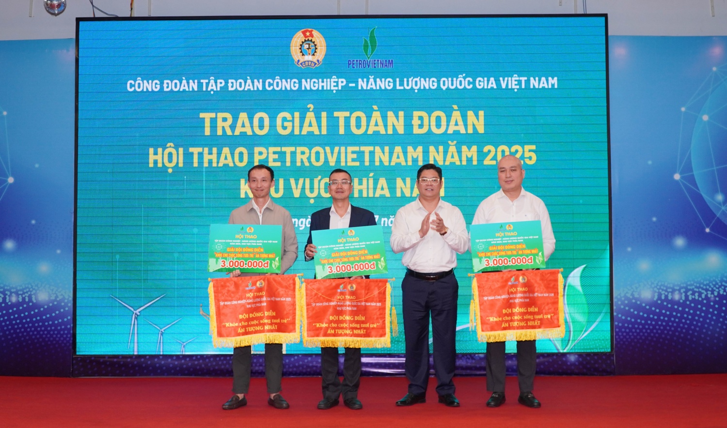 Khen thưởng các đoàn đạt thành tích tại Hội thao Petrovietnam 2025 khu vực phía Nam