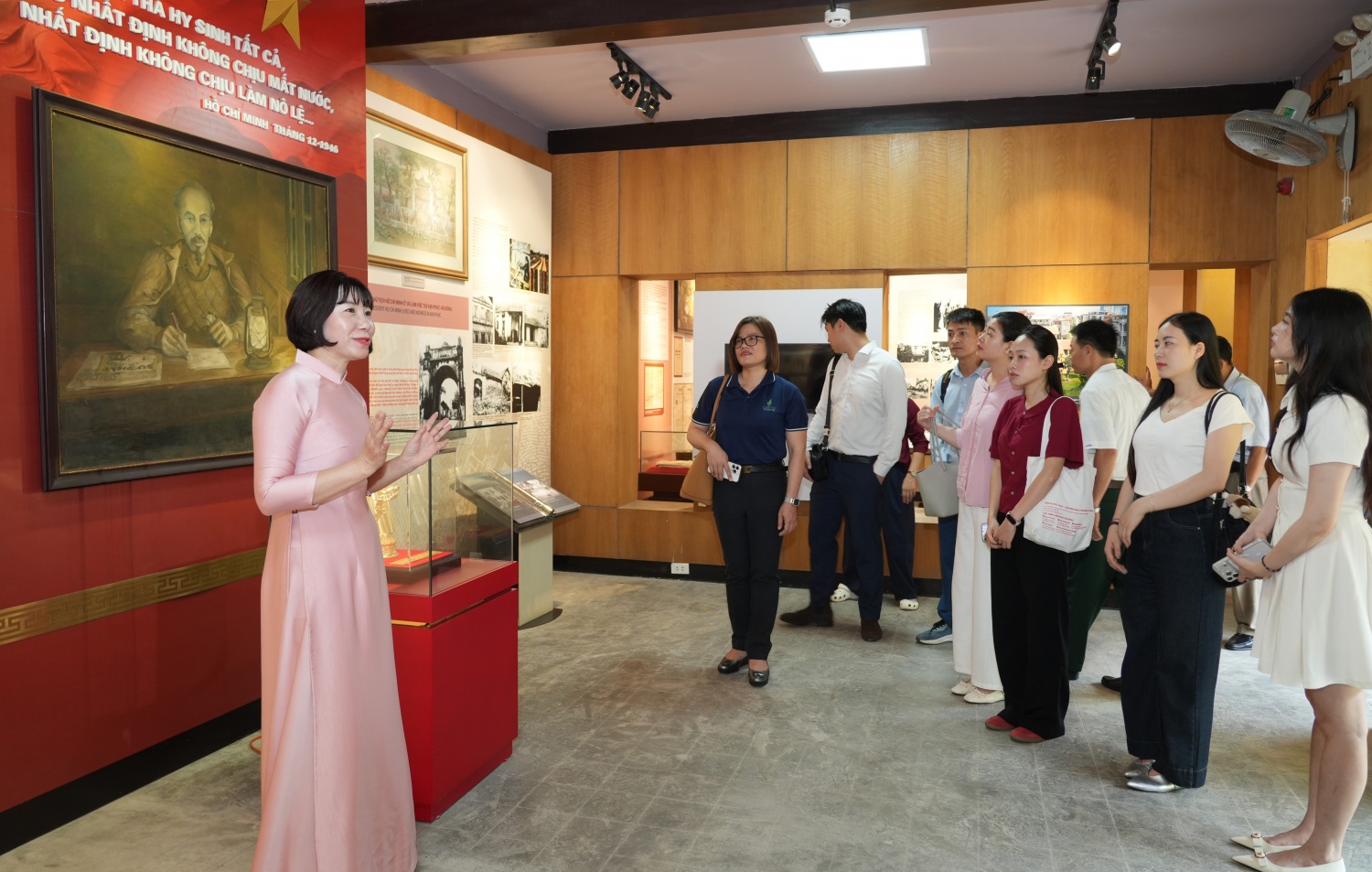 Lớp bồi dưỡng nhận thức về Đảng khu vực Hà Nội tổ chức về nguồn tại Nhà lưu niệm Chủ tịch Hồ Chí Minh