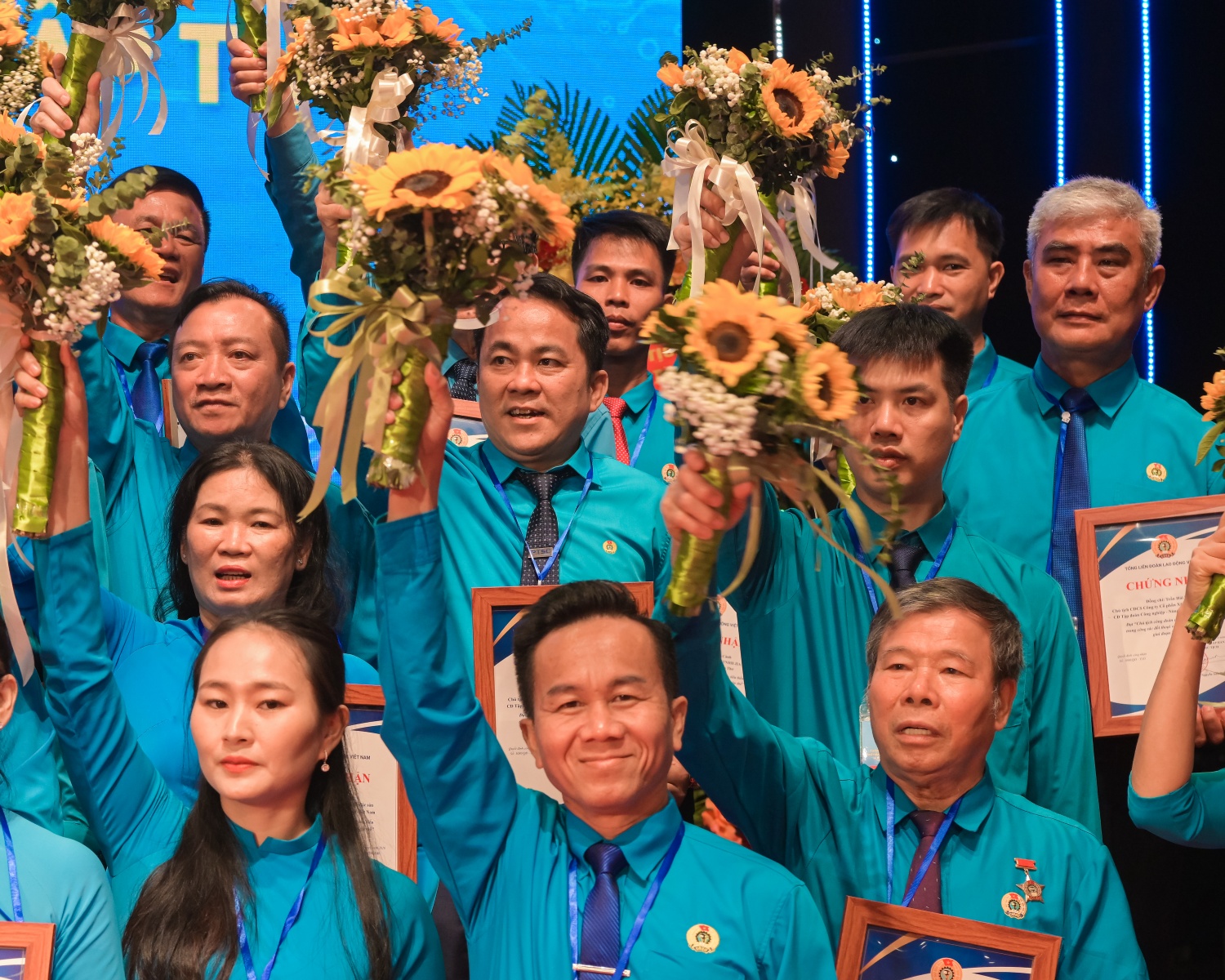 Khí thế người lao động Petrovietnam tại Lễ diễu hành kỷ niệm 140 năm Ngày Quốc tế Lao động