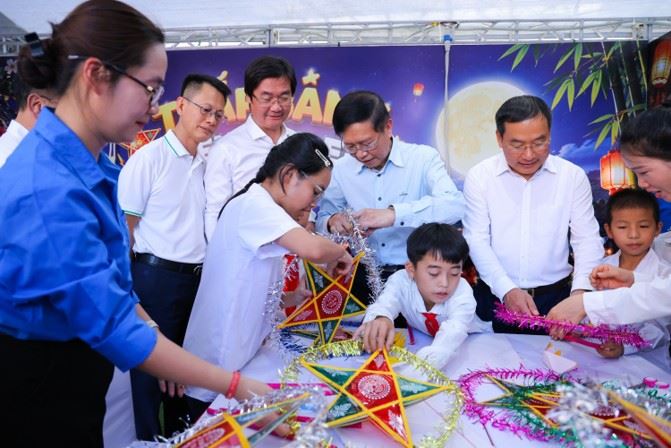 Trung thu đầu tiên dưới mái trường PETROVIETNAM – Phong Thổ