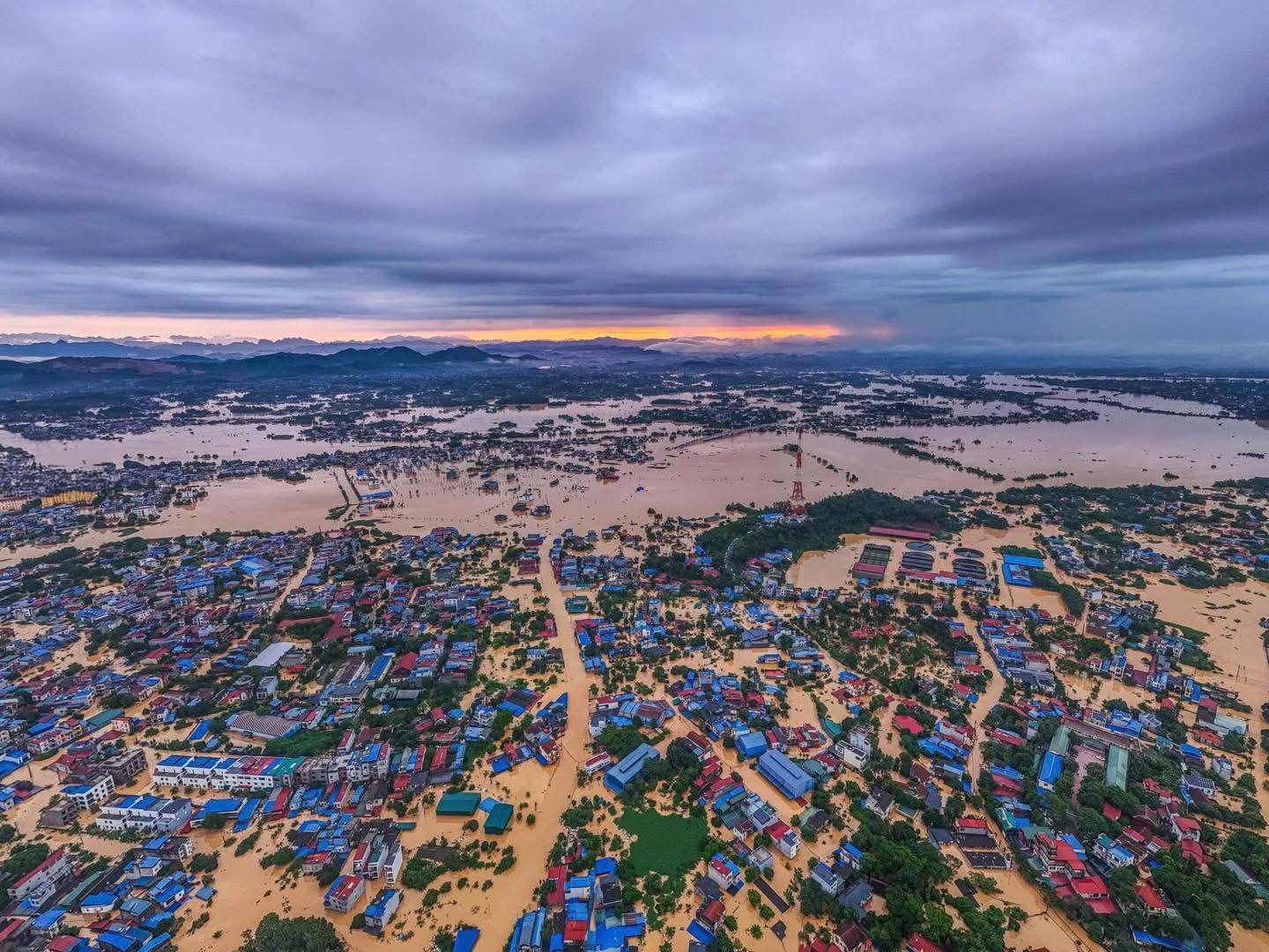 [Chùm ảnh] Petrovietnam hỗ trợ tỉnh Thái Nguyên khắc phục hậu quả của cơn bão số 11