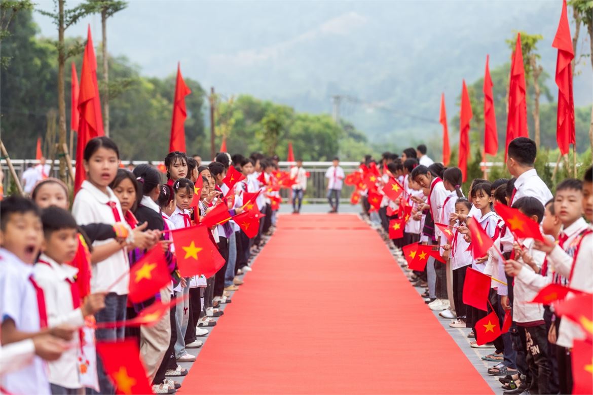 Niềm vui nơi ngôi trường mới giữa núi rừng Phong Thổ