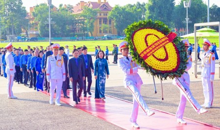 Đoàn đại biểu dự Đại hội Công đoàn Việt Nam vào Lăng viếng Chủ tịch Hồ Chí Minh