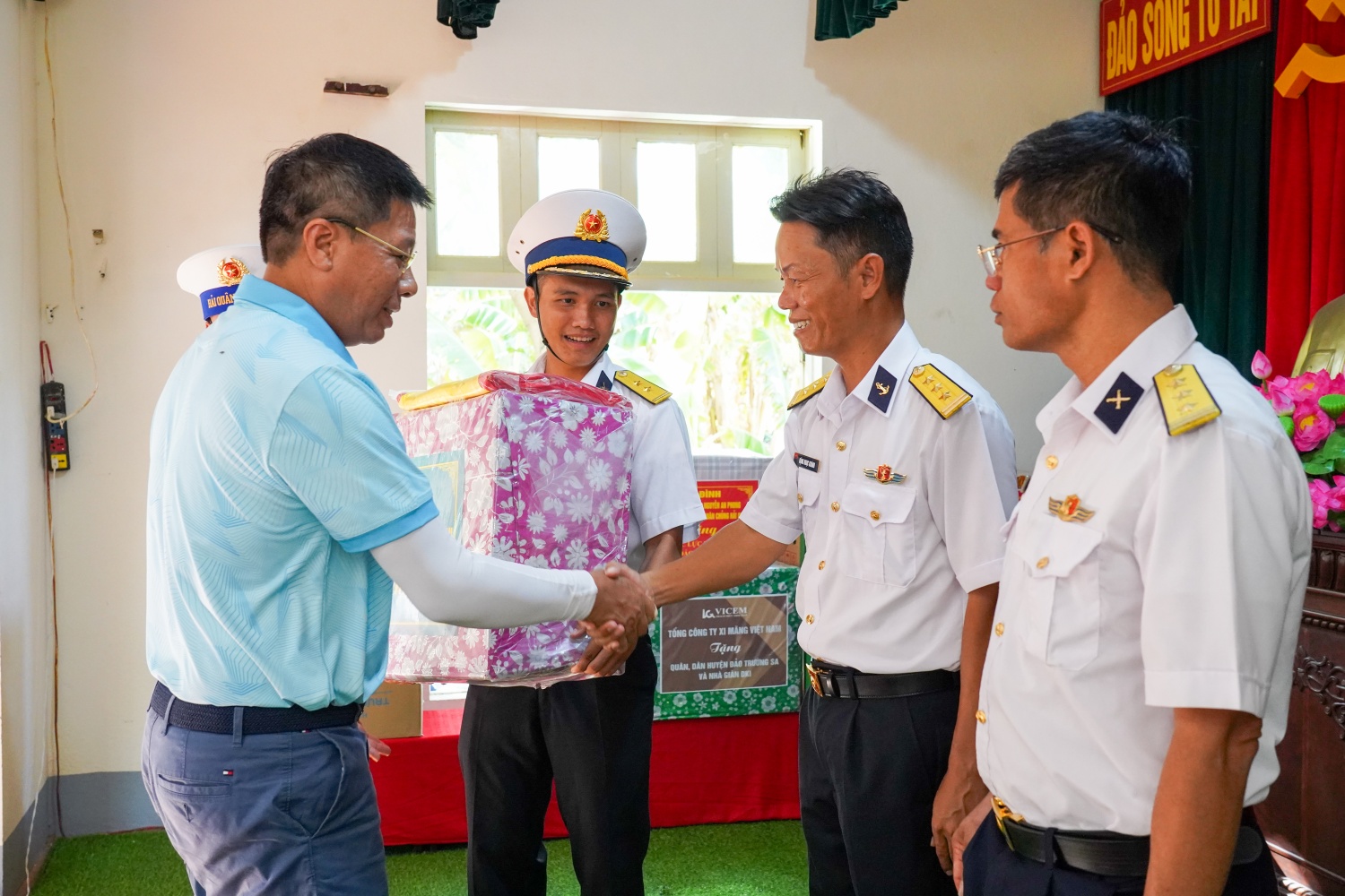 Petrovietnam thăm, động viên cán bộ chiến sĩ, người dân tại huyện đảo Trường Sa và Nhà Giàn DK-I/20