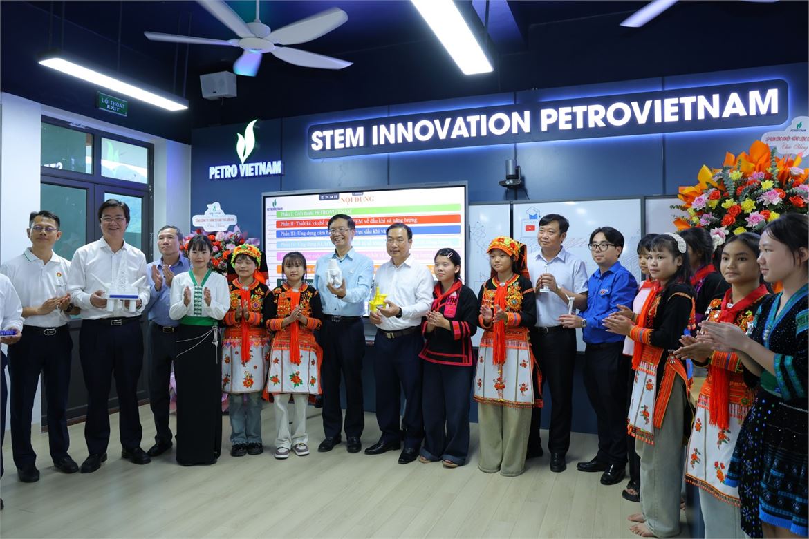 Khánh thành phòng thực hành giáo dục STEM tại trường PETROVIETNAM - Phong Thổ