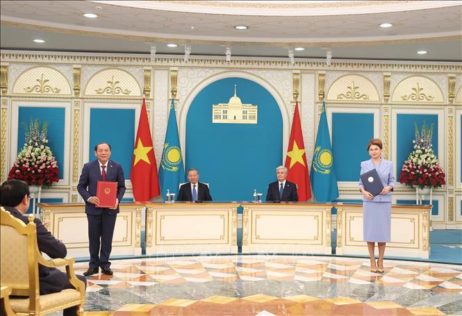 Tổng Bí thư Tô Lâm chứng kiến Lễ trao các văn kiện hợp tác song phương Việt Nam - Kazakhstan