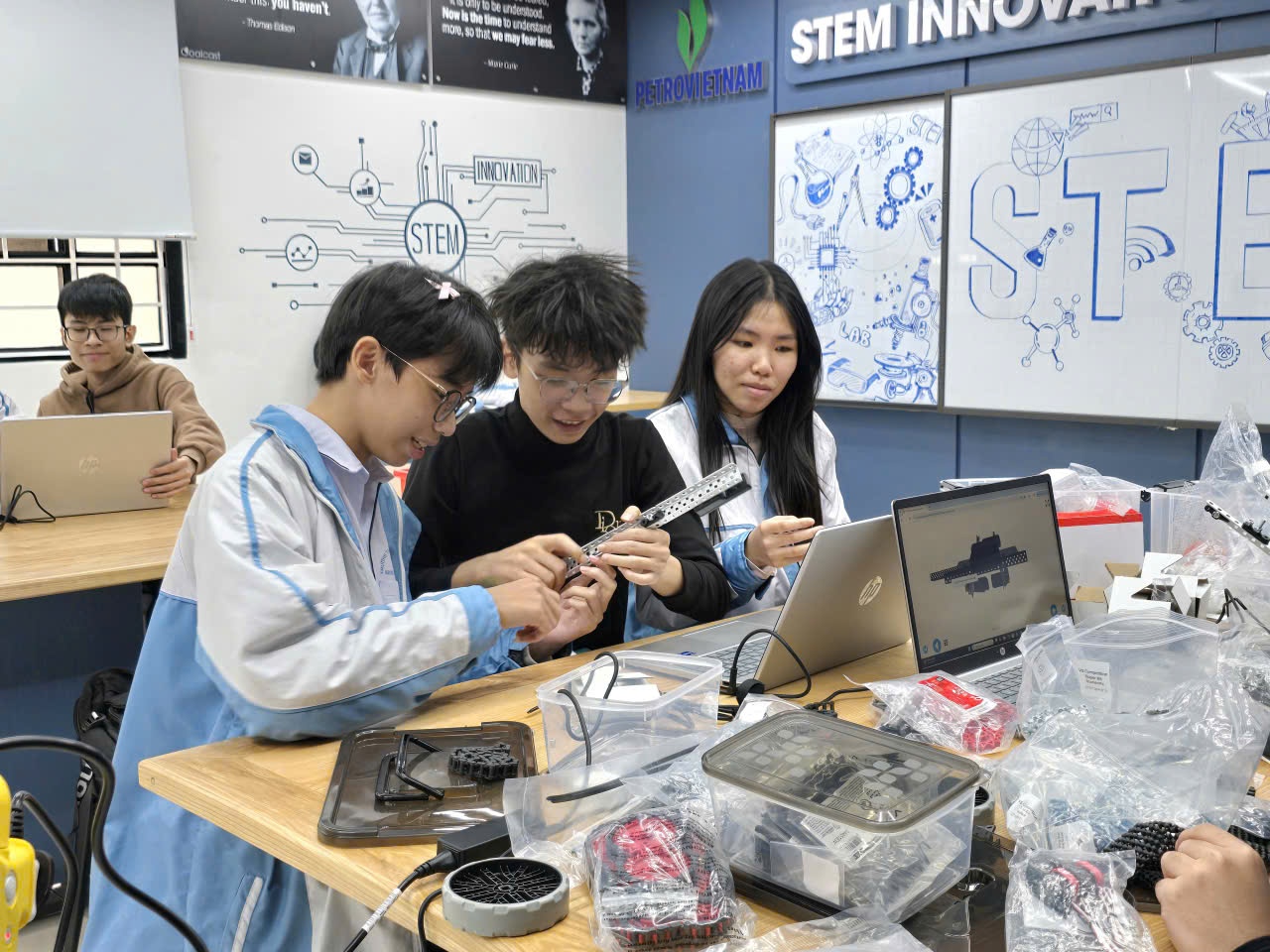 Học sinh Trường THPT chuyên Lam Sơn chủ động “mở khóa” phòng STEM