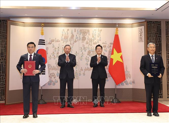 Tổng Bí thư Tô Lâm chứng kiến trao văn kiện hợp tác giữa Petrovietnam và Tập đoàn Điện lực Hàn Quốc