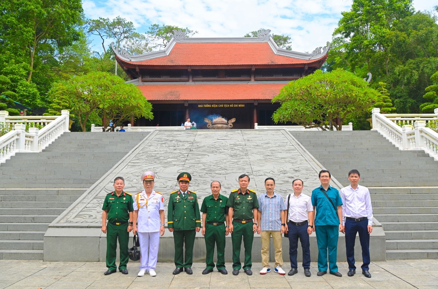 [Chùm ảnh] Hội CCB Petrovietnam dâng hương tại Khu di tích K9 Đá Chông và trao quà cho nạn nhân chất độc da cam