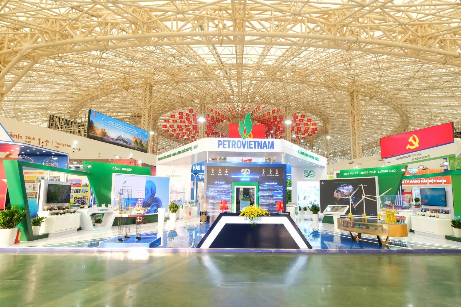 Chủ tịch HĐTV Petrovietnam Lê Mạnh Hùng kiểm tra gian trưng bày tại Triển lãm 80 năm thành tựu đất nước