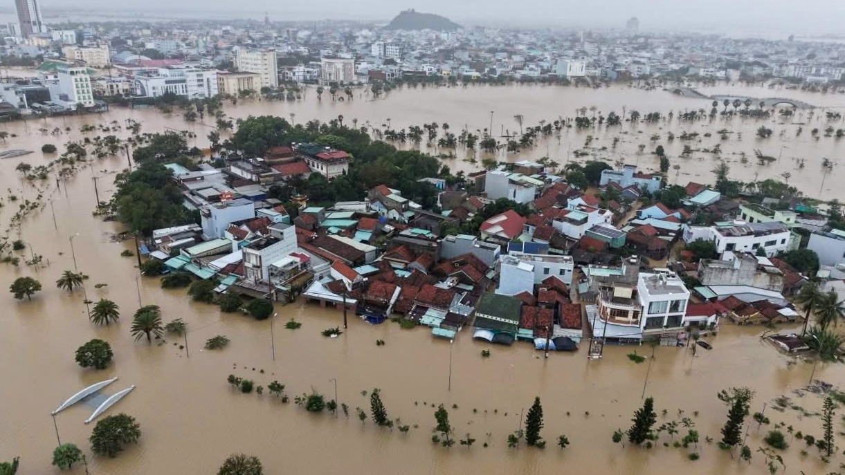 Petrovietnam vận chuyển nhu yếu phẩm hỗ trợ đồng bào Đắk Lắk bị ảnh hưởng bởi thiên tai
