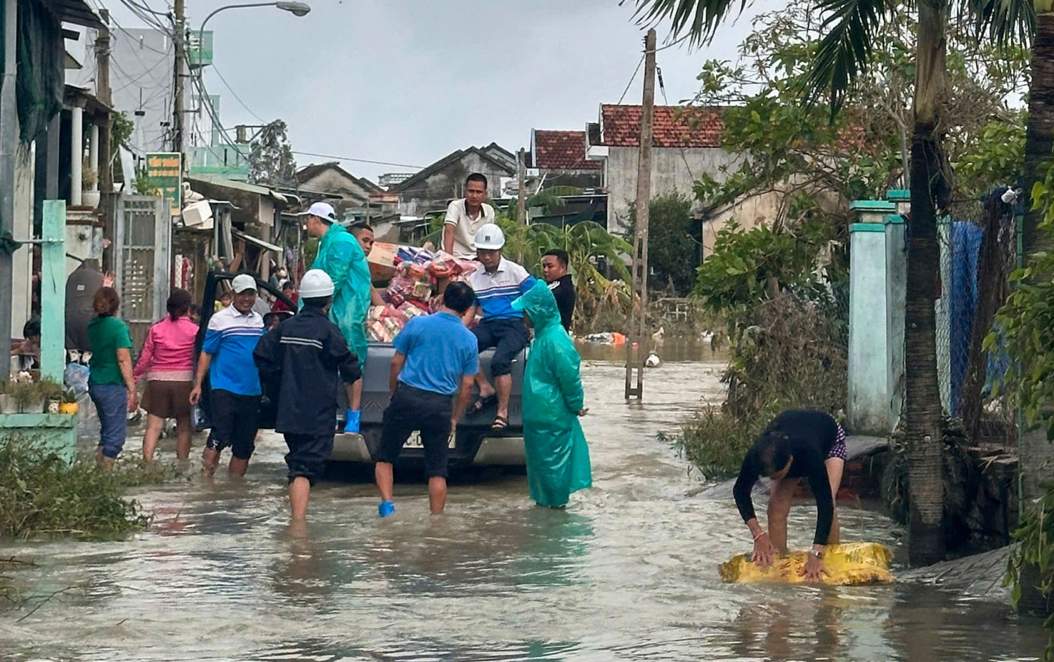 Petrovietnam lan tỏa tinh thần “Nghĩa tình - Trách nhiệm - Sẻ chia” cùng bà con vùng lũ
