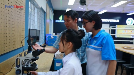 VIDEO] Phòng STEM của Petrovietnam mở ra cánh cửa tri thức cho học sinh vùng cao Đắk Lắk