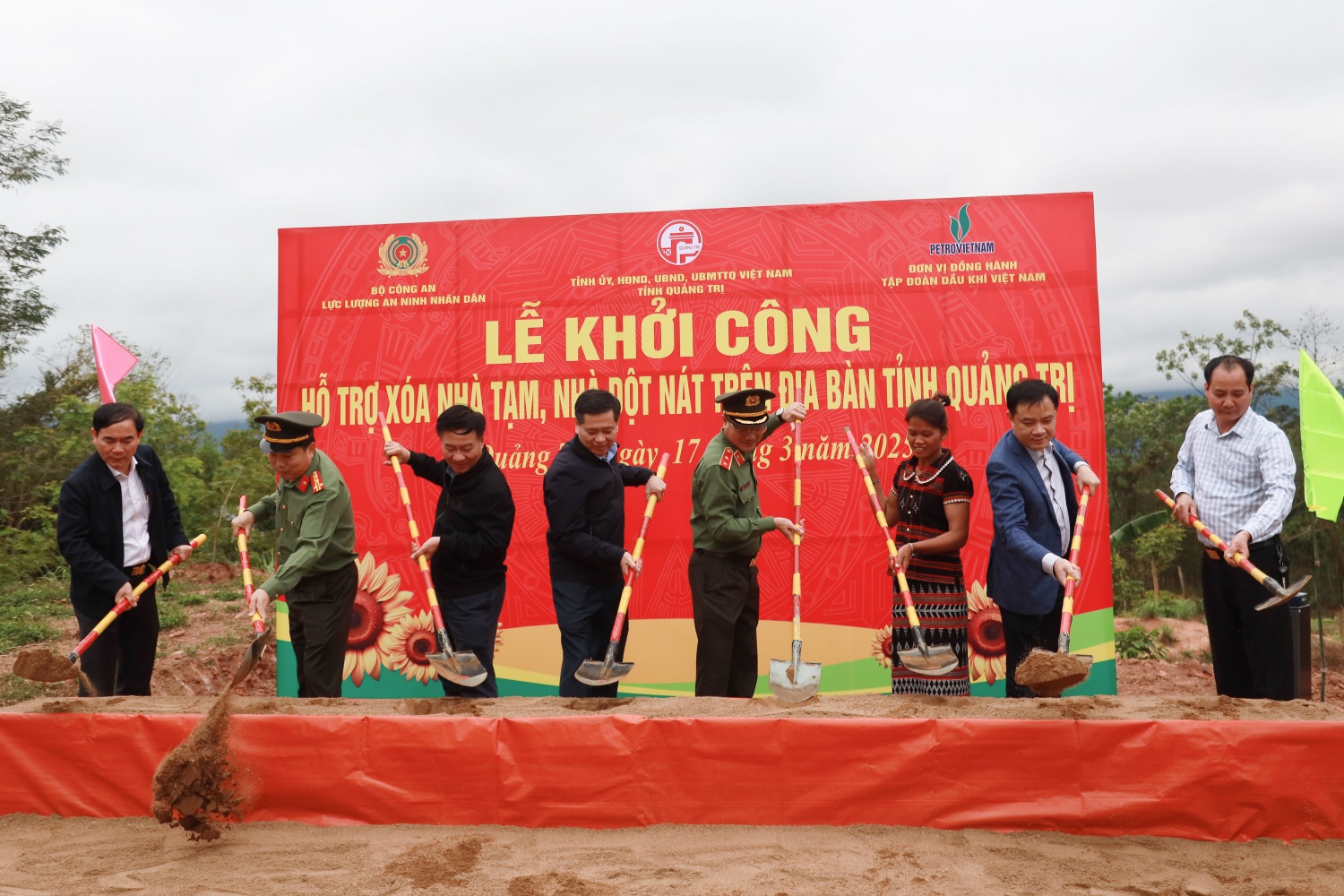 Hưởng ứng lời kêu gọi của Chính phủ, Petrovietnam hoàn thành cam kết cùng Quảng Trị xóa 1.143 căn nhà tạm, nhà dột nát