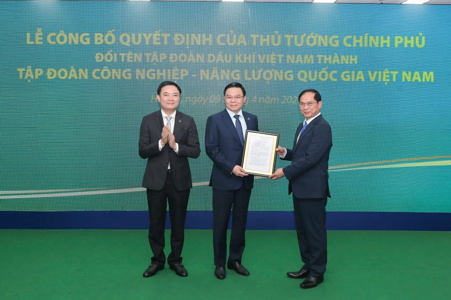 Từ tháp đôi Petronas Malaysia nghĩ về quốc huy năng lượng Bài 2: Lời Bác dặn và cuộc trường chinh mới