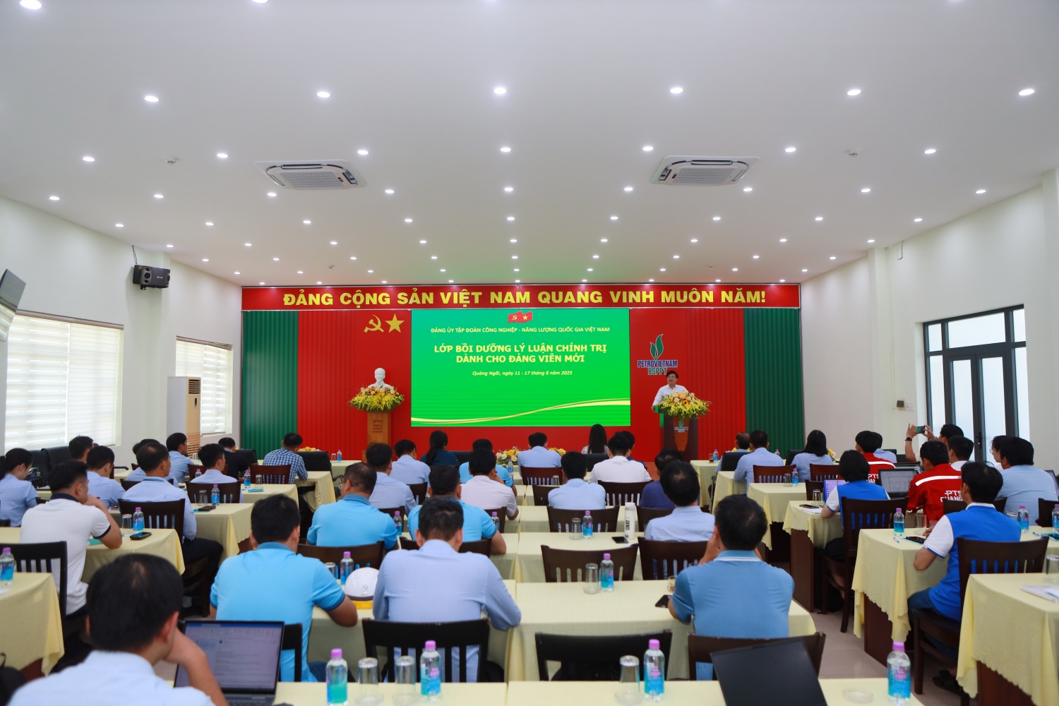 Petrovietnam tổ chức lớp bồi dưỡng lý luận chính trị dành cho đảng viên mới tại Quảng Ngãi