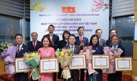 Petrovietnam gặp mặt kỷ niệm 96 năm Ngày thành lập Đảng Cộng sản Việt Nam, trao Huy hiệu 30 năm tuổi Đảng